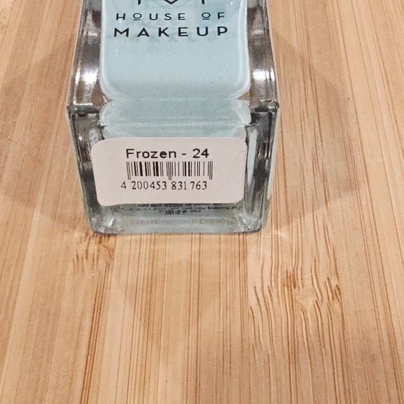 House of Makeup Nail Polish, Shade Frozen Light Blue, Size 11 ml (0.37 fl.oz) - Picture 3 of 9